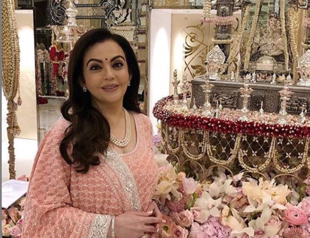 मुकेश अंबानी हाउस के मंदिर से सोने-चांदी की मूर्तियों की तस्वीरें हो रही हैं वायरल मुकेश अंबानी हाउस के मंदिर से सोने-चांदी की मूर्तियों की तस्वीरें हो रही हैं वायरल