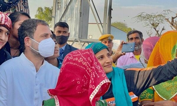 राहुल गांधी ने सड़क किनारे खड़े ग्रामीणों के साथ सेल्फी लेकर जीता दिल राहुल गांधी ने सड़क किनारे खड़े ग्रामीणों के साथ सेल्फी लेकर जीता दिल