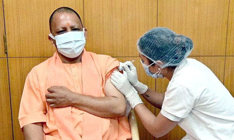 मुख्यमंत्री योगी आदित्यनाथ ने लगवाया कोविड-19 का टीका मुख्यमंत्री योगी आदित्यनाथ ने लगवाया कोविड-19 का टीका
