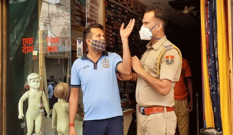 दुकान का शटर बंद करके हो रहा है ये काम, पुलिस भी है दंग दुकान का शटर बंद करके हो रहा है ये काम, पुलिस भी है दंग