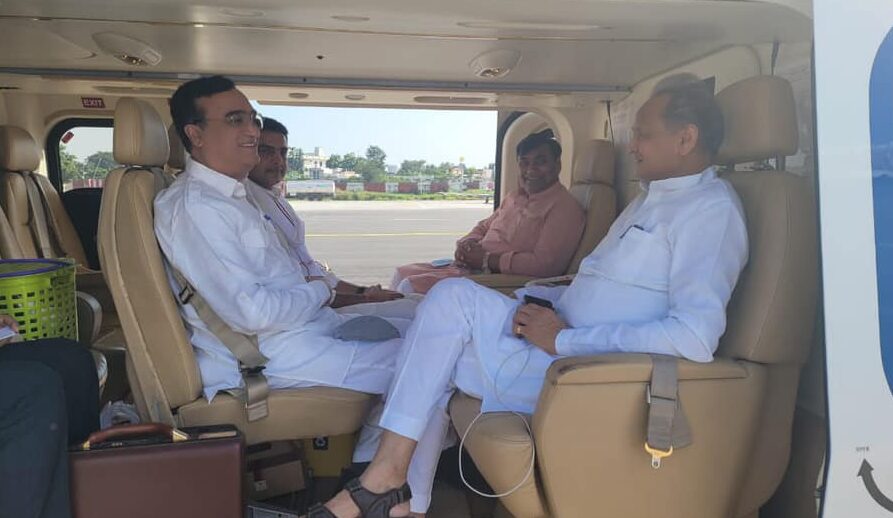 हेलीकॉप्टर में दिखी “एकता की उड़ान”, चारों बड़े नेता करेंगे जनसभा को संबोधित हेलीकॉप्टर में दिखी “एकता की उड़ान”, चारों बड़े नेता करेंगे जनसभा को संबोधित