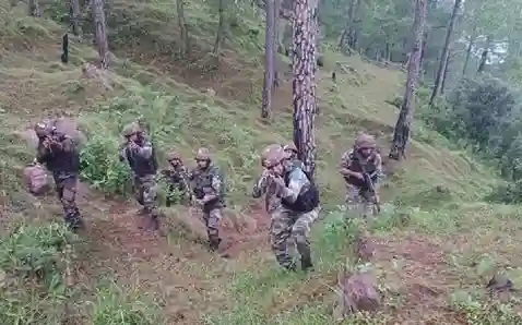 जम्मू-कश्मीर के शोपियां में सुरक्षा बलों के साथ मुठभेड़ में 3 आतंकवादी मारे गए