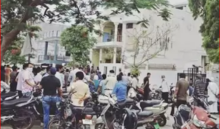 अलीगढ़ में बाइक सवार बदमाशों ने स्कूल संचालक को मारी गोली अलीगढ़ में बाइक सवार बदमाशों ने स्कूल संचालक को मारी गोली