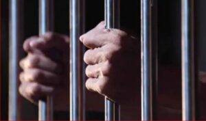 फिल्मी स्टाइल में बैंक लॉकर से चुराए 12 करोड़ रुपये, ढाई महीने तक बुर्के में घूमा