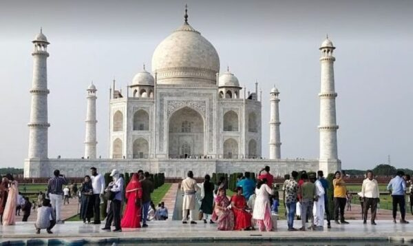 Taj mahal कहाँ स्थित है और इसे क्यों बनाया गया ?