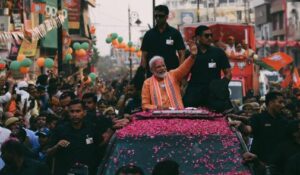 हिमाचल में पिछड़ रही भाजपा, गुजरात में रिकॉर्ड जीत पर नजर