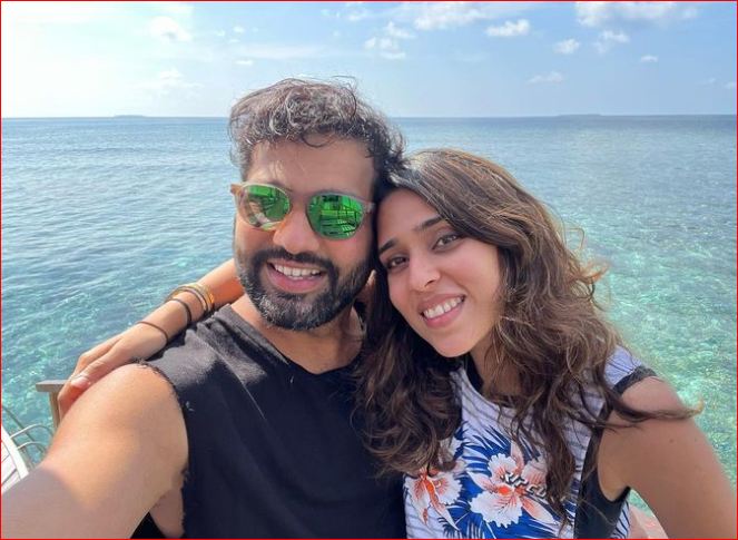 virat-kohli-and-rohit-sharma-share-beautiful-photo-with-wife-in-vacation-mode
