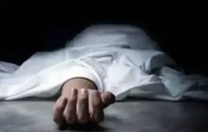 प्रेमी से नहीं मिलने दिया तो 51 वर्षीय एक व्यक्ति की हत्या कर दी।