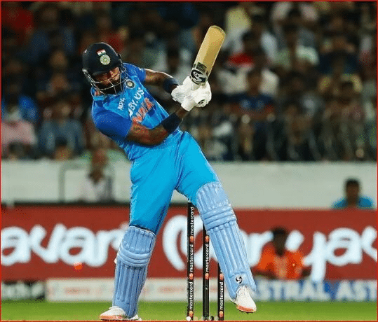 1. हार्दिक पांड्या (कप्तान) Hardik Pandya (Captain)