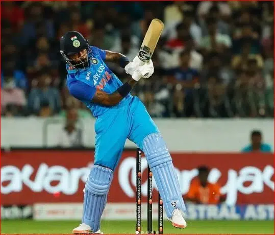 1. हार्दिक पांड्या (कप्तान) Hardik Pandya (Captain)