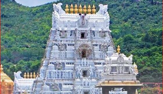 भारत में मौजूद है दुनिया का सबसे अमीर मंदिर, हजारों सालों से जल रहा है दीपक