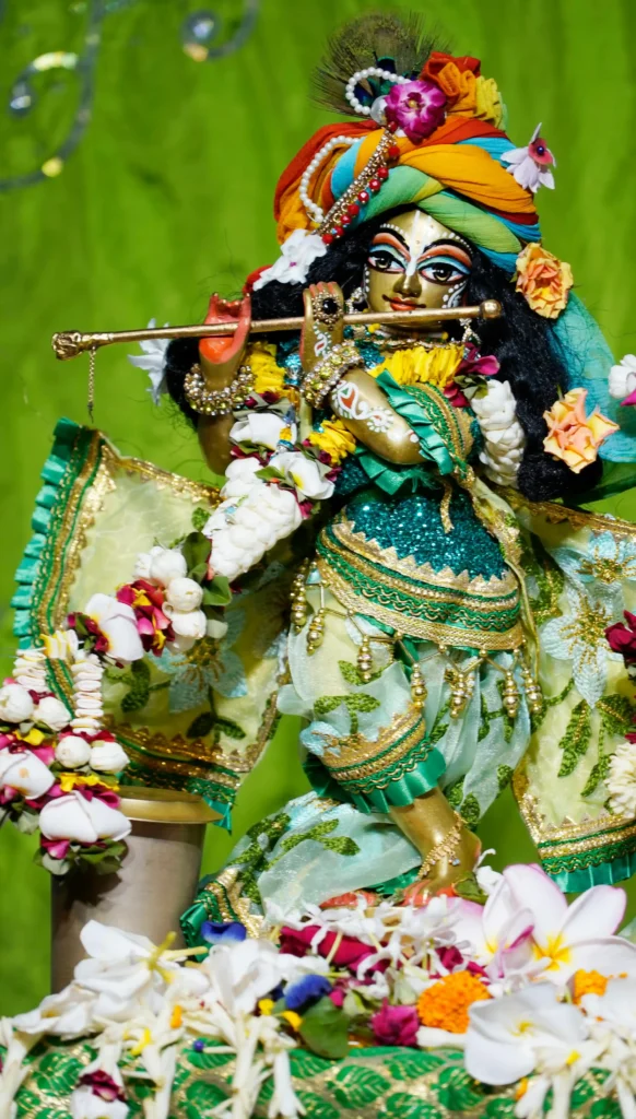 मोरपंख और बांसुरी के साथ खड़े भगवान कृष्ण की सुंदर फ़ोटो