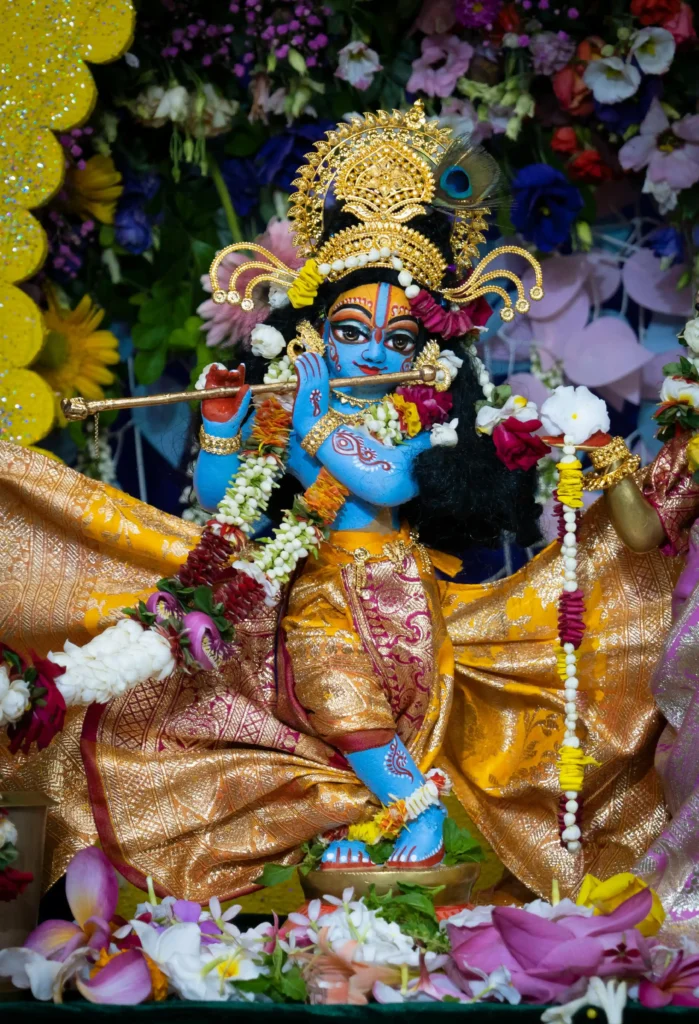 राधा कृष्ण बगीचे में बांसुरी बजाते हुए | Shri Krishna Photo
